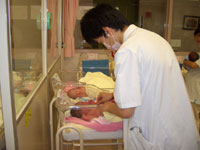 新生児の診察（恵愛病院）